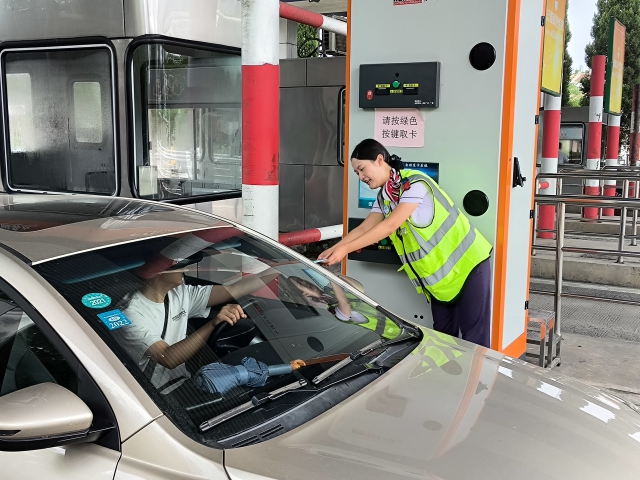 9月15日，中秋小长假首日，双庙收费站入口车流激增，站内组织人员积极做好道口保通保畅工作。.jpg
